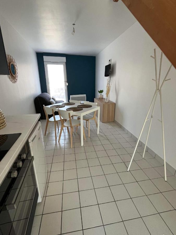 Anselme, F2 duplex avec cour commune et proche de la mer ,2 Ver-sur-Mer Extérieur photo