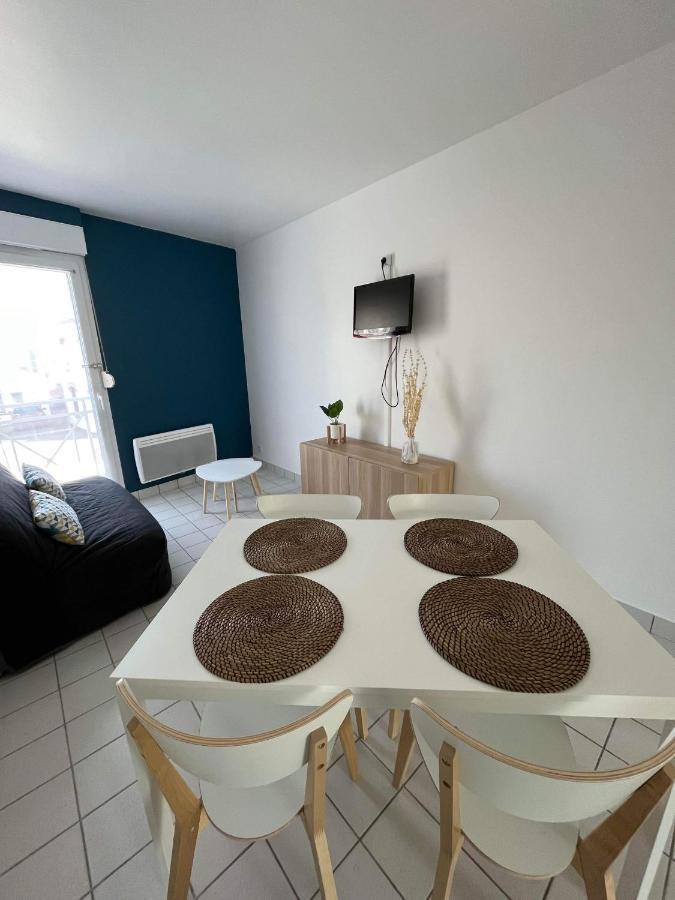 Anselme, F2 duplex avec cour commune et proche de la mer ,2 Ver-sur-Mer Extérieur photo