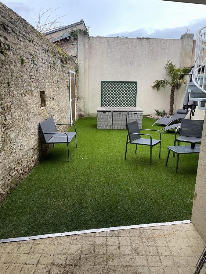 Anselme, F2 duplex avec cour commune et proche de la mer ,2 Ver-sur-Mer Extérieur photo